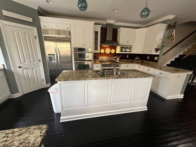 Building Photo - Beautiful 5 Bed 3 Bath Home! Fall 2026!