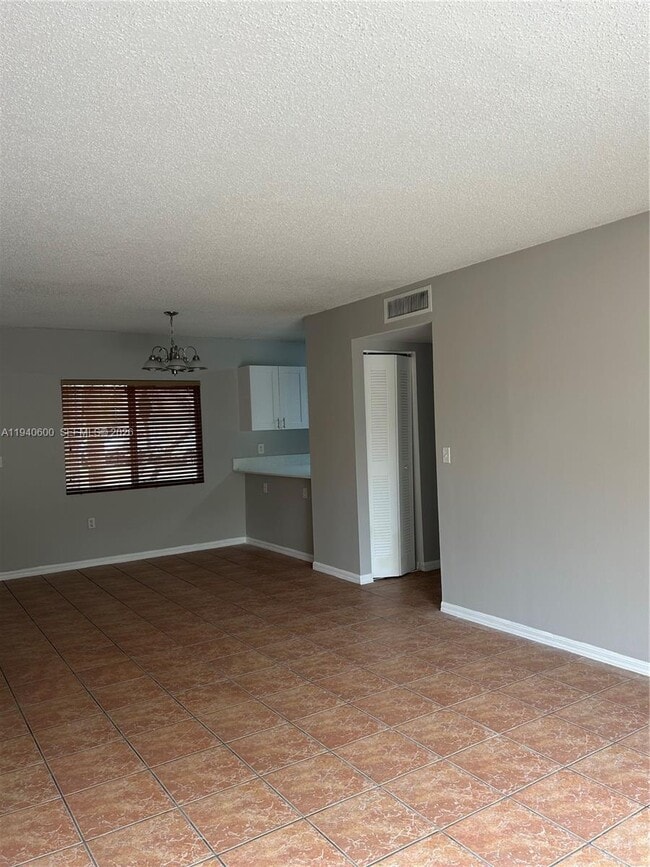 Building Photo - 6225 SW Kendale Lakes Cir