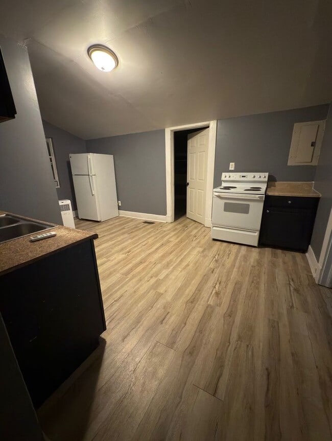 Building Photo - 2 Bed 1 Bath unit