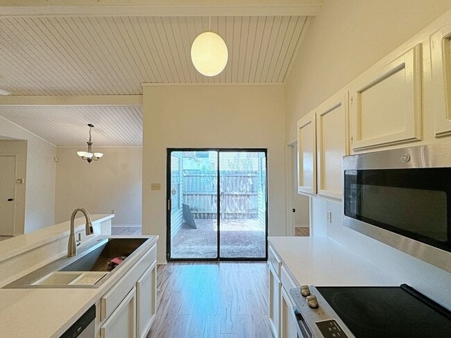 Building Photo - 2 Bedroom Condo for rent off Essen Lane