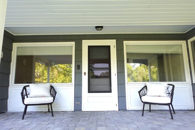 Building Photo - Newly Renovated 2 Bedroom