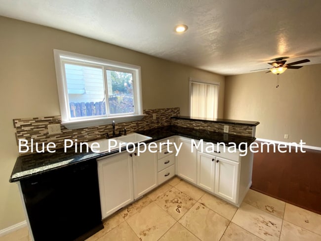 Building Photo - 896 Lucille Ave