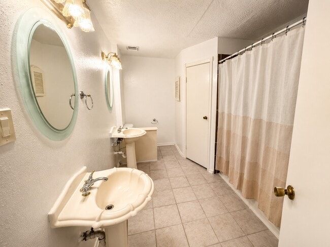Building Photo - 3105 Oak Rock