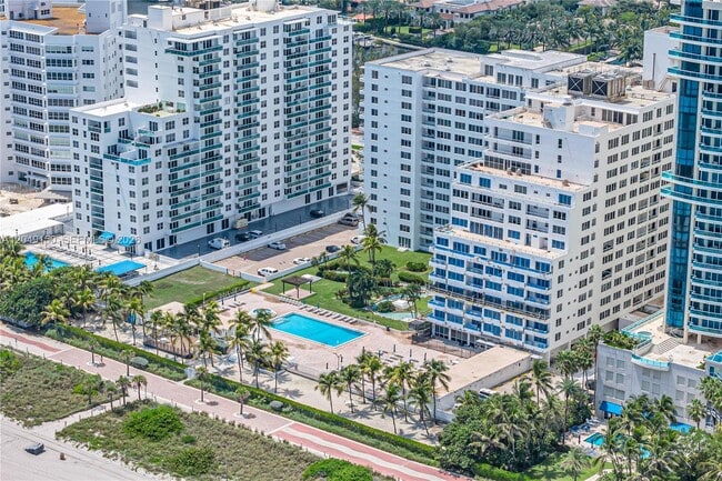 Building Photo - 5005 Collins Ave