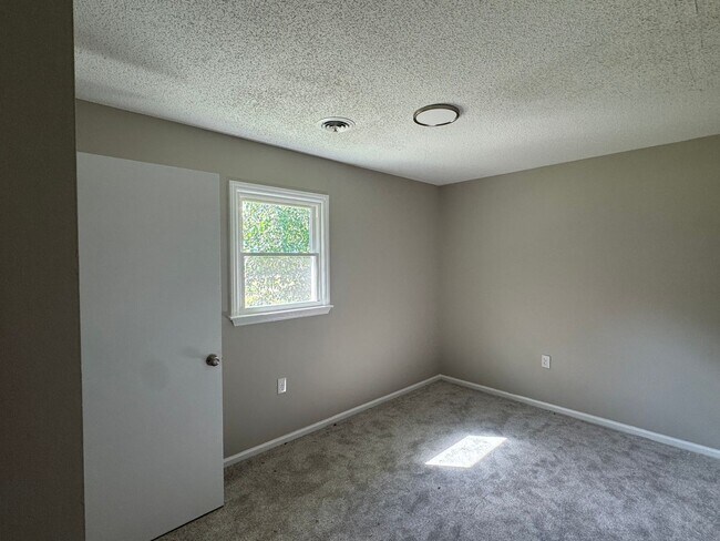 Building Photo - 3 Bedroom Brick Ranch Style Home
