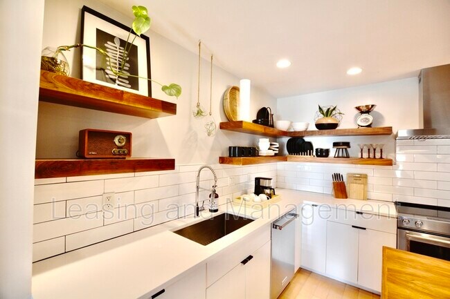 Building Photo - 2057 Middle St