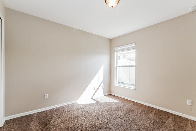 Building Photo - 819 Shore Breeze Way