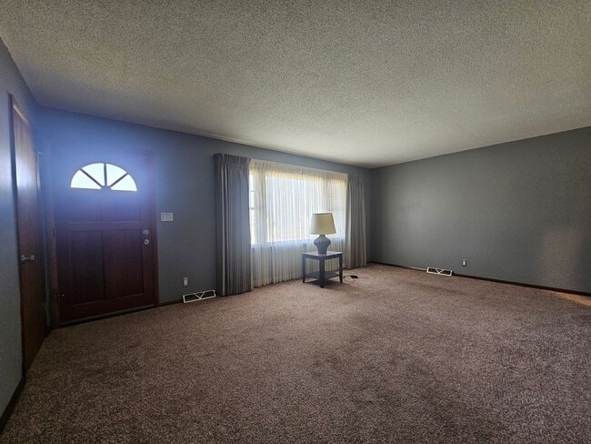 Building Photo - 2 Bedroom 2 Bath Corner Lot, In Small Town Fairfax