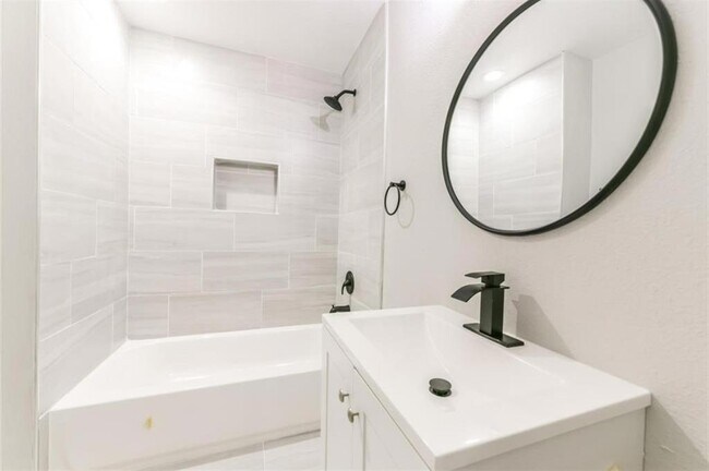 Building Photo - 5763 Easthampton Dr
