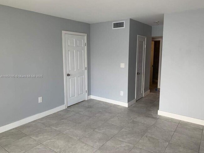 Building Photo - 1301 NE Miami Gardens Dr