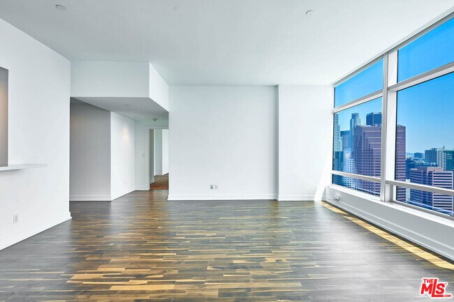 Building Photo - 900 W Olympic Blvd