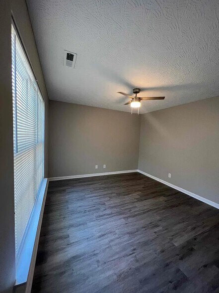 Building Photo - 2117 W Burnett Ave