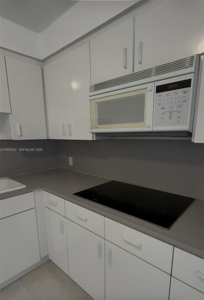 Building Photo - 1450 Brickell Bay Dr