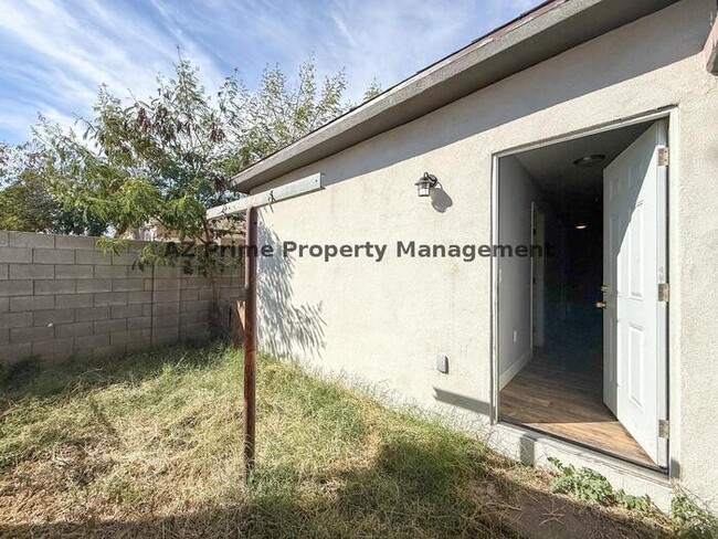 Building Photo - 2427 W Yavapai St