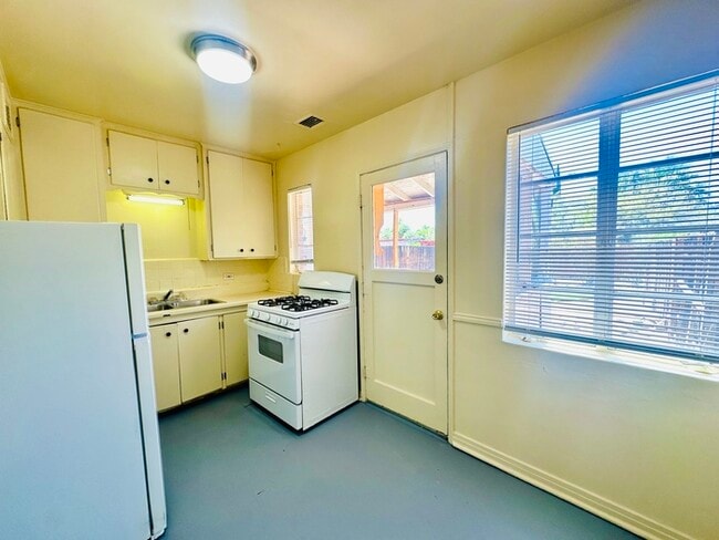 Building Photo - Spacious Private Yard with Washer/Dryer Ho...