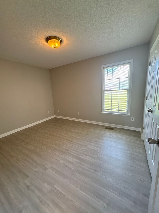 Building Photo - Spacious Brick Home with Fenced-In Back Yard!