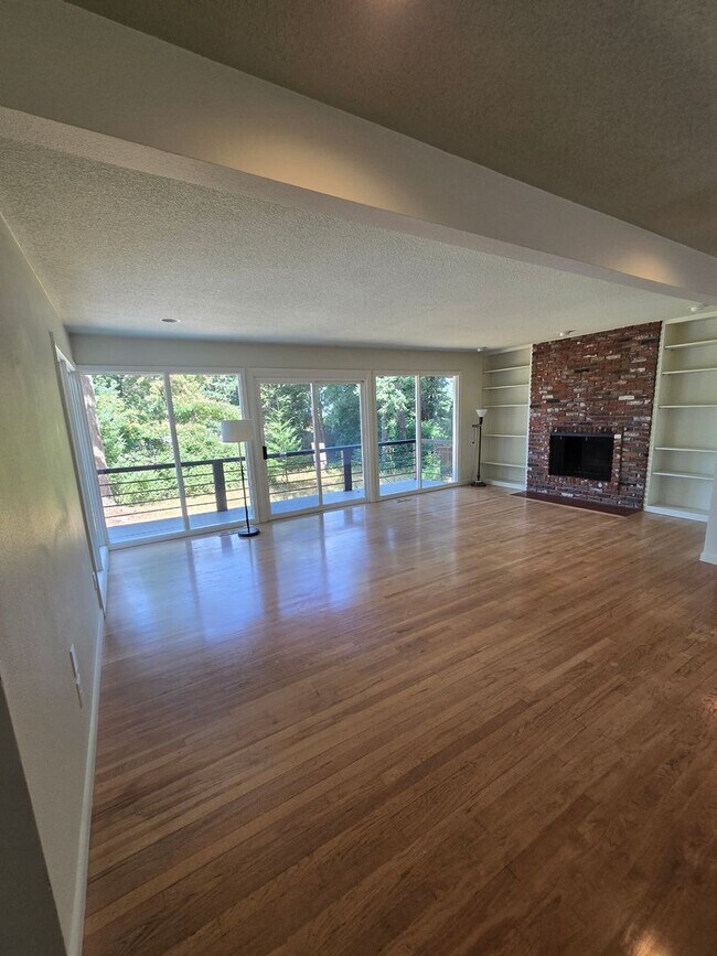 Building Photo - Popular West Linn! Tons of Space and great...