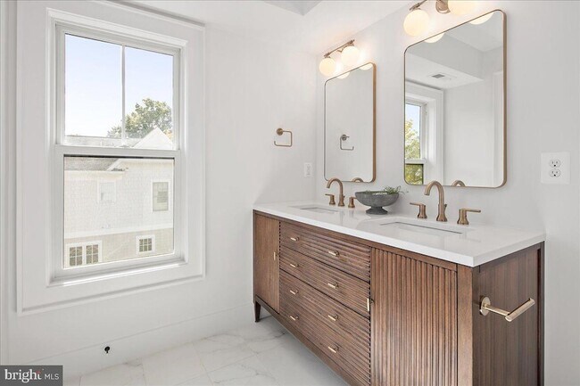 Building Photo - 911 N Irving St