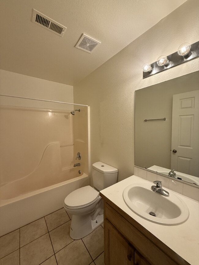 Building Photo - Last 2BR unit at Green Oaks