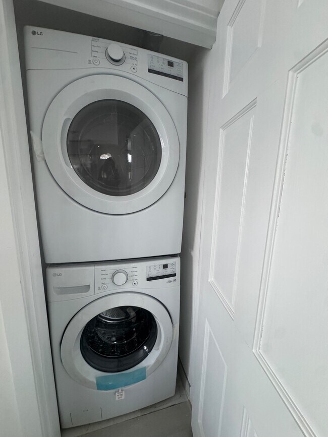 Building Photo - 47 Carpenter Ave