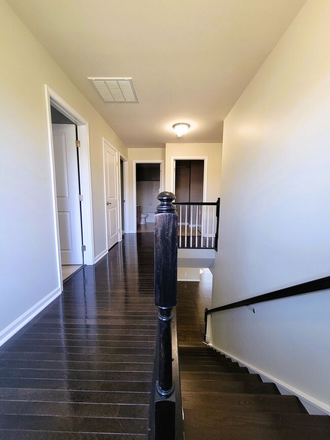 Building Photo - Large 2 story transitional in highly sough...