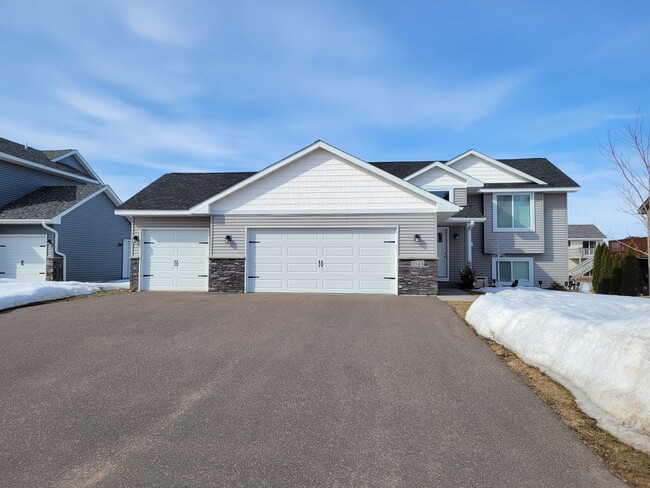 Building Photo - Single Family Home - Great location!