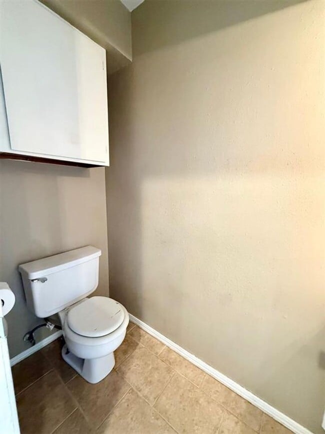 Building Photo - Cute & Close to OU