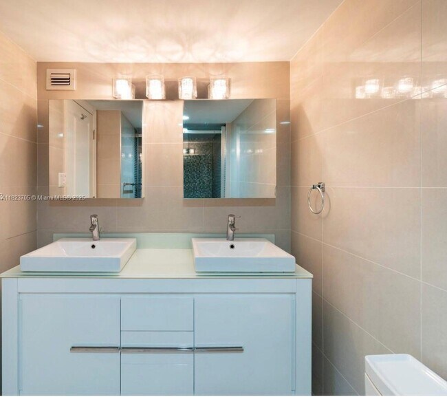 Building Photo - 18071 Biscayne Blvd