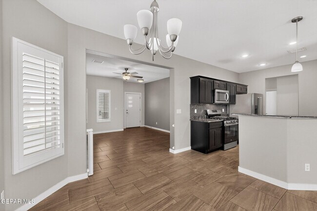 Building Photo - 320 S Manzanita Dr