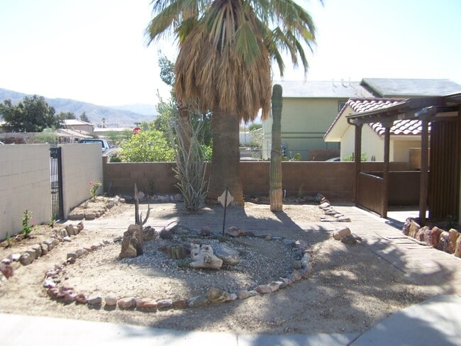 Building Photo - 2 Bed +1 Bath SINGLE FAMILY HOME + HUGE ba...