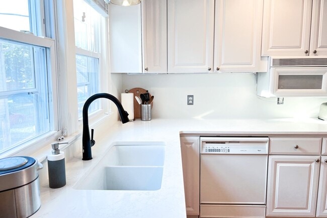 Building Photo - Furnished 3 Bedroom Walkable East Nashvill...