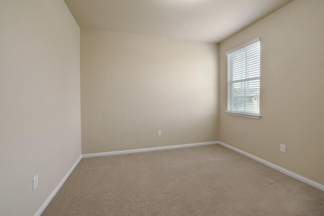 Building Photo - 2880 Donnell Dr