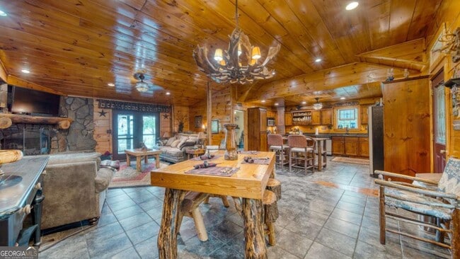 Building Photo - 911 Summit Way