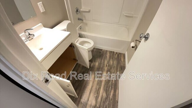 Building Photo - 10789 Sharondale Rd