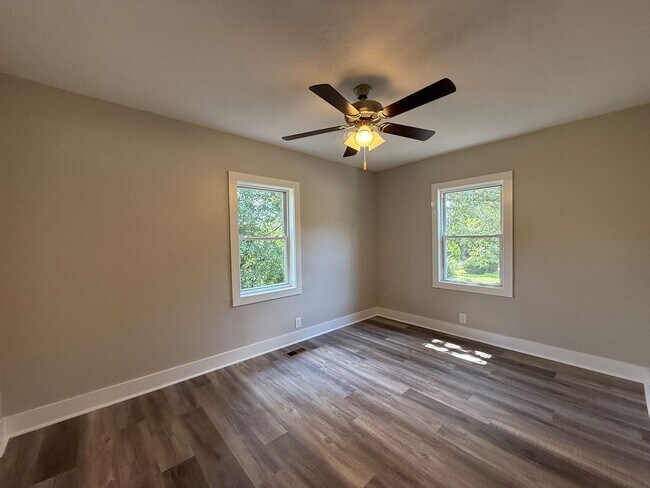 Building Photo - Newly Renovated 2 Bed/1 Bath Cottage