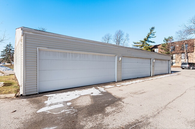 Building Photo - 190 S Waters Edge Dr