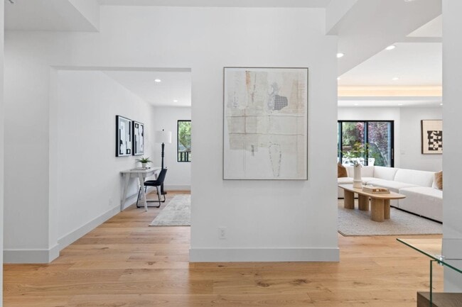 Building Photo - 810 W California Way