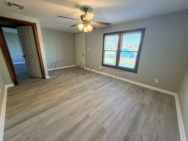 Building Photo - 3 Bedroom, 1.5 Bathroom Home with Bonus Room for Rent in Lake Charles