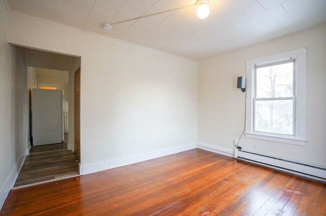 Building Photo - 70 Maple St