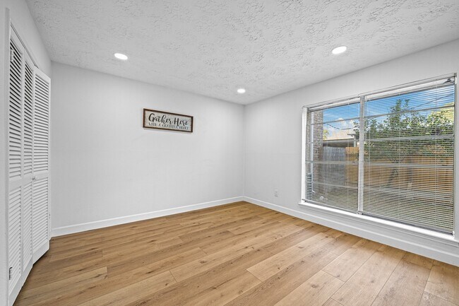 Building Photo - 8726 Wilcrest Dr