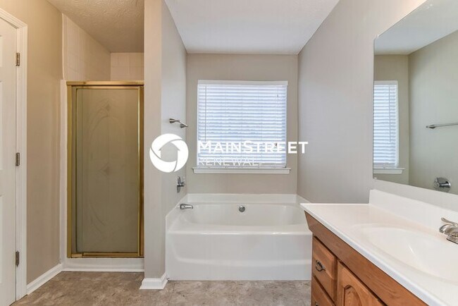 Building Photo - 3 Bedroom Pet-Friendly Home in Flowery Branch, GA with Main Street Renewal