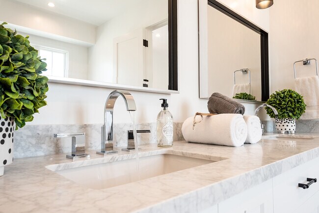 Building Photo - 724 13th St