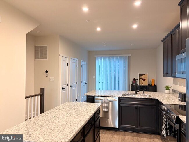 Building Photo - 736 Watts St