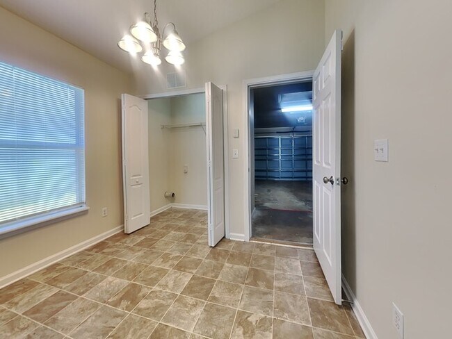 Building Photo - Spacious 4/2 with Fenced Yard