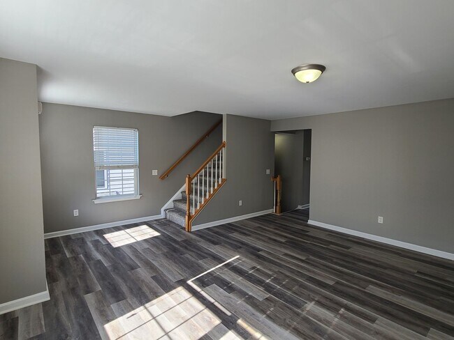 Building Photo - 3 bedroom,  2 1/2 bath town home in Waynesboro PA END UNIT