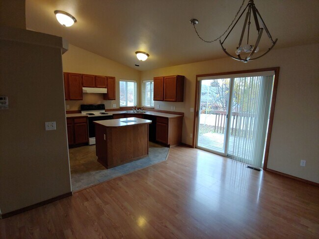 Building Photo - Large 3/2 in the Singing Hills Neighborhoo...