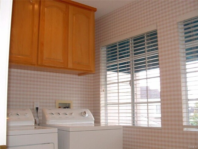 Building Photo - 3 Bedroom Condo For Lease in a gated commu...
