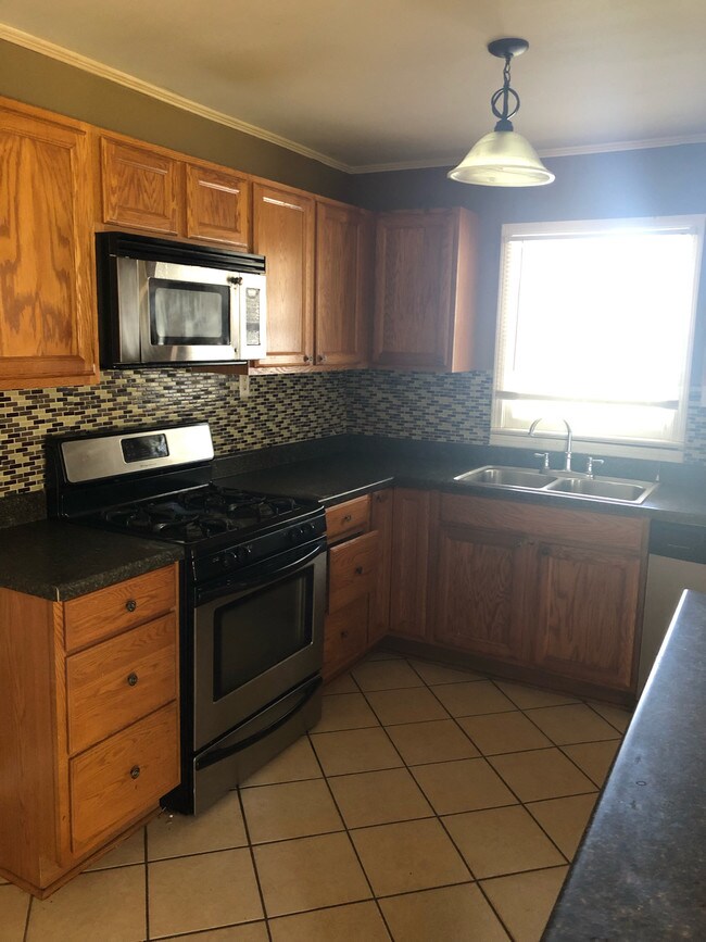 Building Photo - 1204 Waller Ave