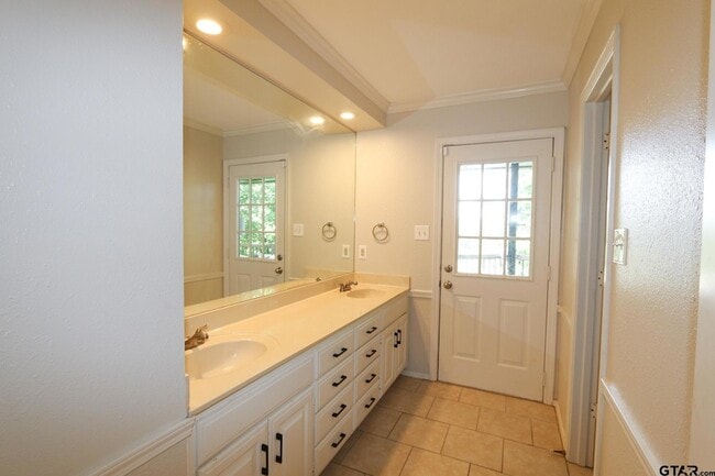 Building Photo - 18751 Ridgeline Rd