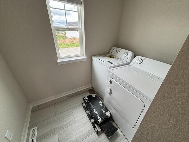 Building Photo - 670 Lambert Dr